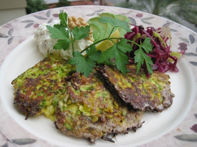 Zucchinibiffar med Valnötscrème och Rödkålssallad