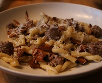 Strozzapreti med råsalsiccia och kantareller