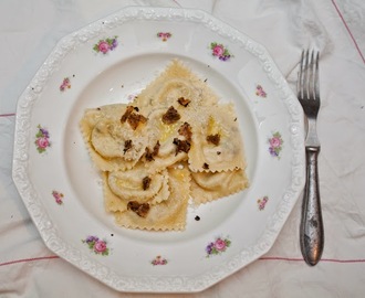 Ravioli al formaggio e funghi - ostfylld ravioli med chaminjoner