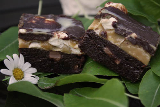 Kladdiga brownies med kola, marshmallows och chokladtryffel