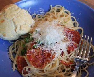 Spaghetti med olivolja, vitlök, peperoncini och salami