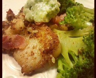 Fisk, knaperstekt bacon, broccoli och persiljesmör