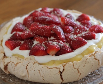 Pavlova med lemoncurd och jordgubbar - mjölkfri