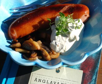 Kryddig korv med stekta cahmpinjoner, kantarellsås och en god bok