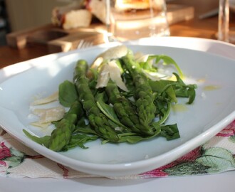 Kokt sparris med parmesanost och olivolja