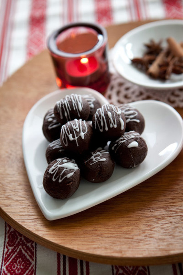 Mörk chokladtryffel med smak av kanel och apelsin