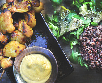 Chicken satay serverat med rött ris och avokadosallad