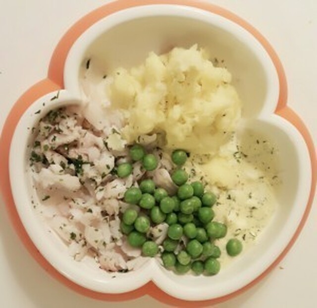 Barnmatsrecept steg 3: pocherad torsk med potatismos, ärtor och äggsås