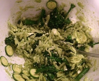 Orzopasta med ramslökspesto, zucchini och feta