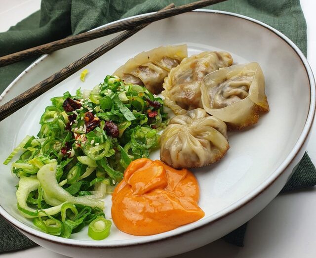 Vegetariska dumplings  – med två dippsåser och grön sallad