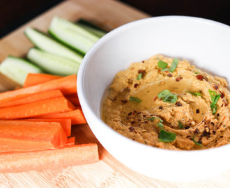 Hummus med soltorkade tomater och färsk basilika