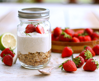 Somrig Cheesecake in a jar med färska jordgubbar