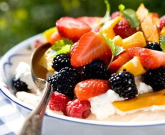 Pavlova med grillad mango och sommarbär