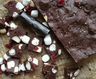 Rocky Road Fudge med lakrits och tranbär