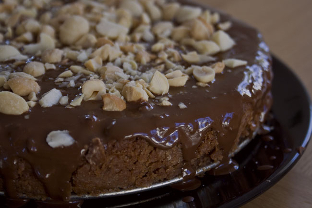 Kladdkaka med nougattäcke och hackade nötter