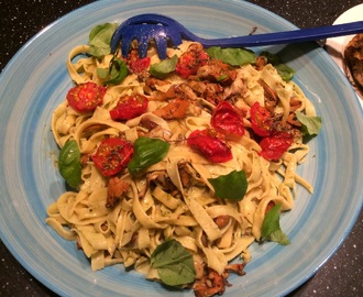 Bandpasta (tagliatelle) med blandad svamp, varma tomater och pesto.