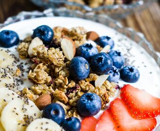 Blåbär- och bananmuffins granola med grekisk yoghurt & färska bär