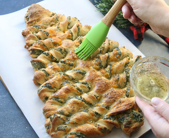 Christmas tree spinach dip breadsticks