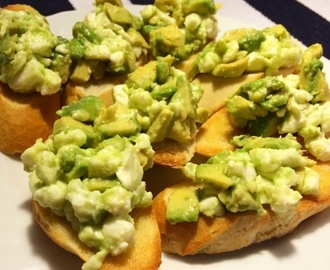 Avokado och mozzarella bruschetta