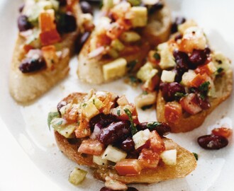 Bruschetta med bönor och avokado