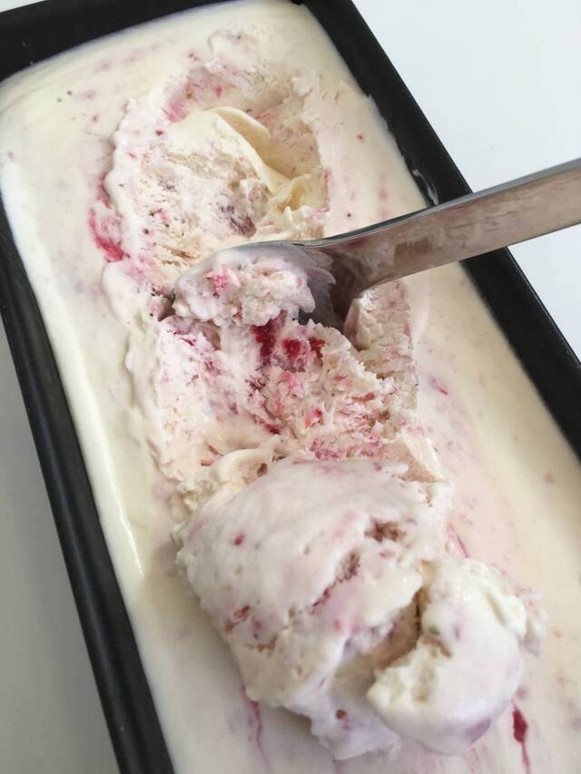 Hemmagjord jordgubbs glass på 3 ingredienser