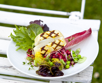 Sallad med grillad bläckfisk och färsklök