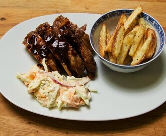 Hemmagjorda pommes och coleslaw