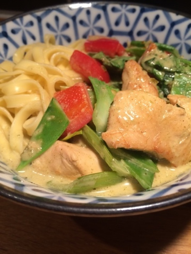 Green curry med kyckling och grönsaker