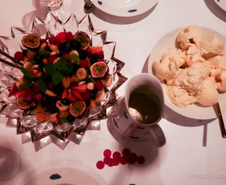 Marinerad fruktsallad med bryntsmörglass och vit chokladsås