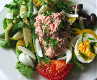 Sallad med chilli-tonfiskröra och grillad tomat