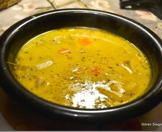 Indiskinspirerad hönssoppa med curry