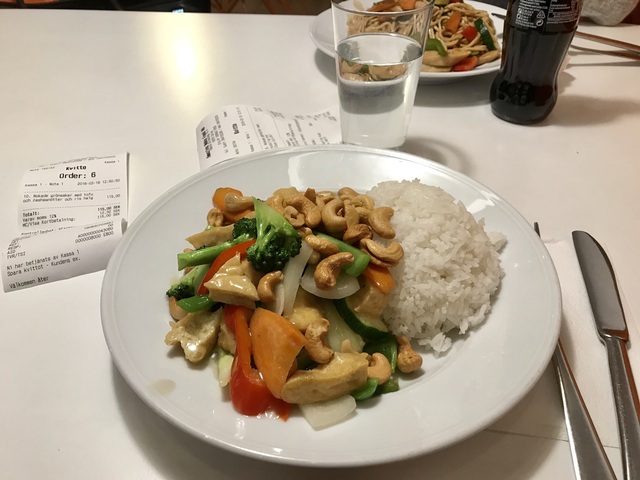 Wokade grönsaker med tofu och ris