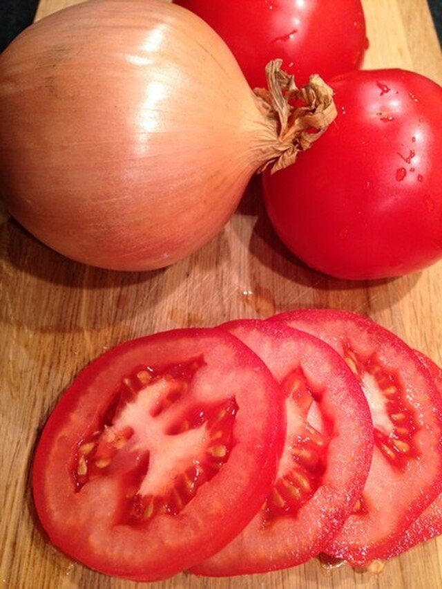 Tomater med lök och vitvinsvinäger
