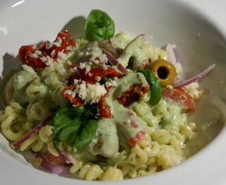 Pasta med basilikasås, chorizo och lätt soltorkade tomater