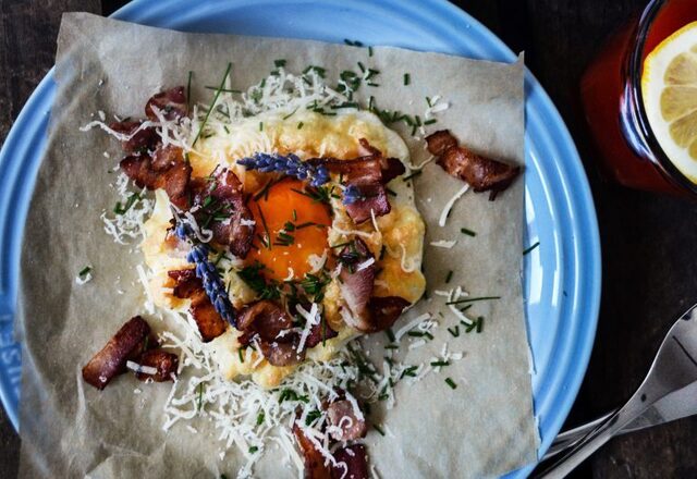 Recept: Äggmoln med parmesan och bacon – så fixar du den trendiga frukosten