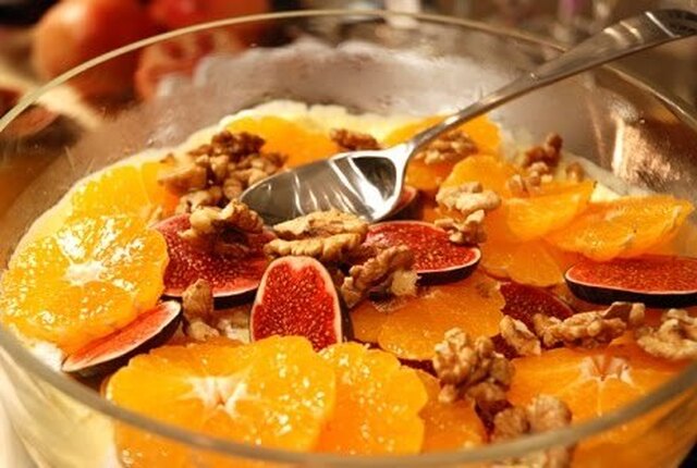 Vitchoklad- och apelsinsemi freddo med rostade valnötter
