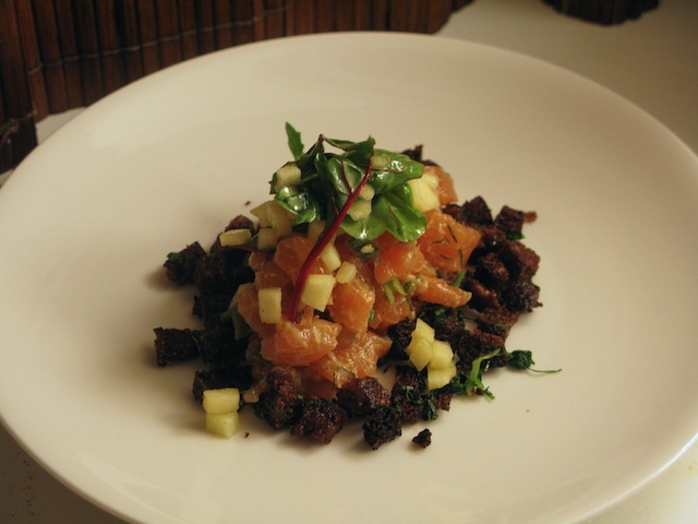 Laxtartar med knapriga brödsmulor och äppel-mango sallad