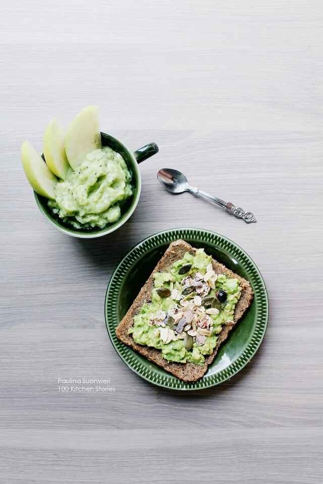 Green Eating // Kiwi Smoothie & Wholemeal Bread with Avo-Spread