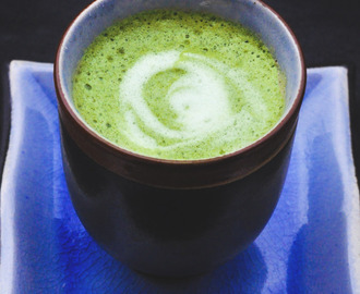 Matcha latte med äggvita och mandelsmör