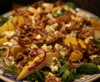 Sallad med Saint Agur, kanderade valnötter och päron