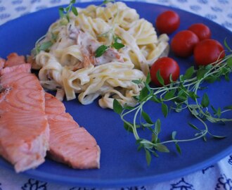 Pasta med kantarellsås och laxskivor