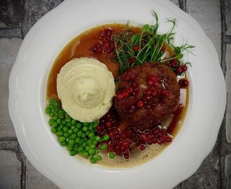 Wallenbergare med potatispuré och rårörda lingon