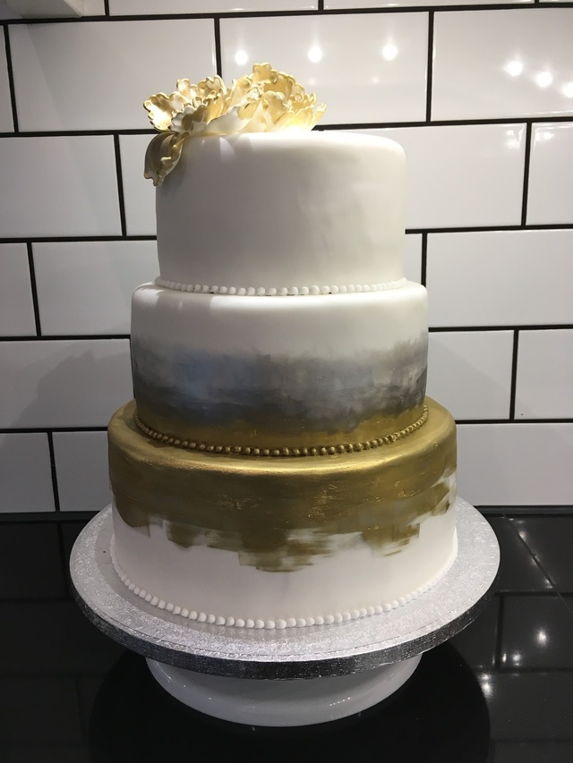Bröllopstårta med silver och guld