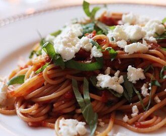 Tomatsås med sting, feta och basilika