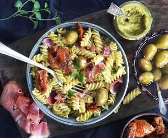 Supersnabb pastasallad med pesto och serrano