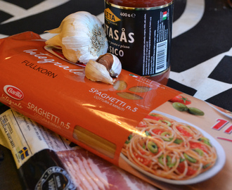 Snabb pasta med bacon och tomatsås