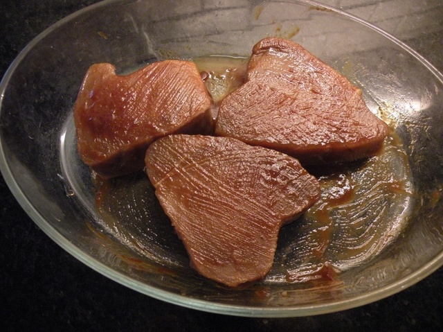 Halstrad tonfisk, fruktig sallad och romsås