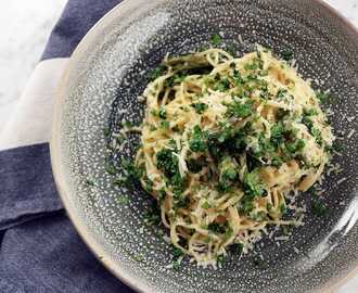 Spaghetti med sparris, parmesan och färska örter