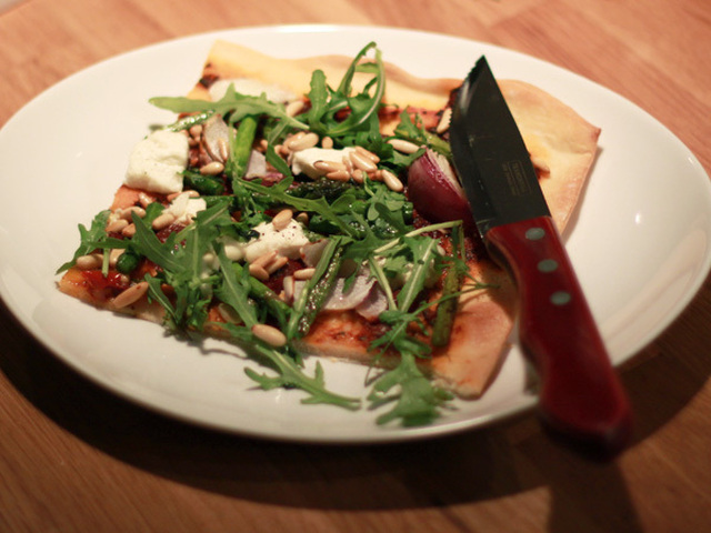 Pizza med chevré och sparris