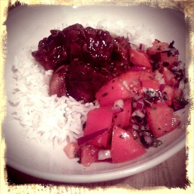 Pork adobo & tomatsallad med rödlök & koriander